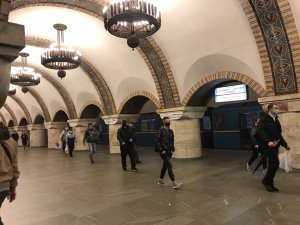 Масковий режим і дотримання дистанції: у столичному метро поменшало пасажирів