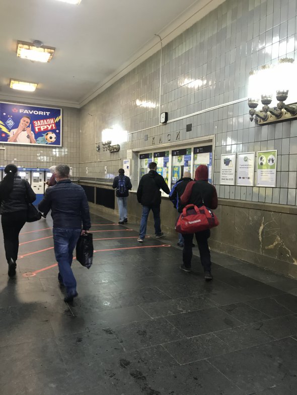 Масковий режим і дотримання дистанції: на столичному вокзалі у метро поменшало пасажирів