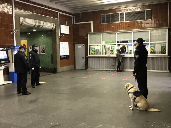 Вход на станции метро Крещатик охраняли полицейские с собакой