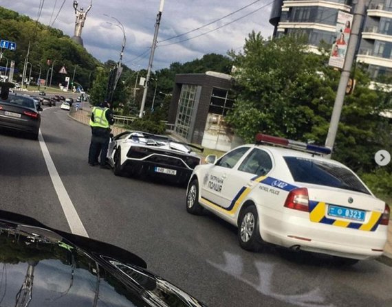 Нерозмитнений Lamborghini Aventador SVJ Roadster зупинили поліцейські