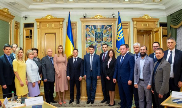 Президент Владимир Зеленский вручает удостоверения новым членм Центризбиркома 9 октября 2019