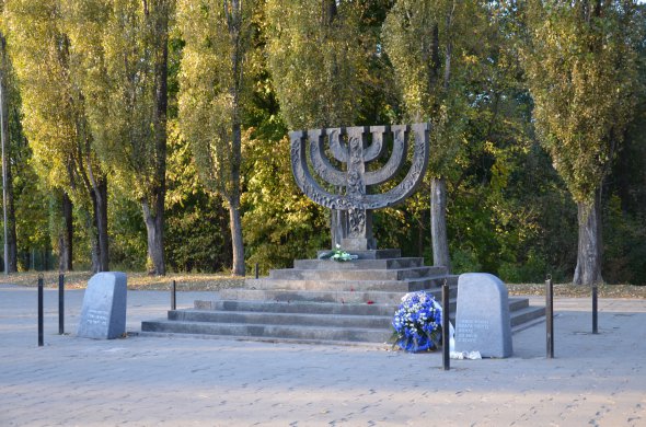Памятник "Менора", посвященный памяти мирных еврейских граждан расстрелянных в Бабьем Яру в годы Второй Мировой Войны. Установлен в 1991 году.
