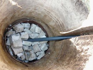 Підземна система водовідводу виконує у дворі три функції: постійно прибирає надлишкову вологу з верхніх шарів ґрунту, підживлює нижні шари у спеку і відводить моментальні інтенсивні потоки під час зливи