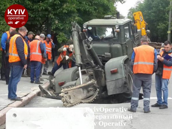 В Киеве трактор ремонтников провалился под землю