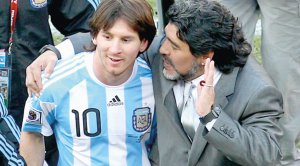 Дієго Марадона (праворуч) тренував Ліонеля Мессі у фінальній частині Кубка світу-2010. Тоді Аргентина дійшла до чвертьфіналу, де програла Німеччині — 0:4