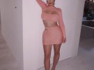 Серия новых домашних снимков, на которых Ким позирует в крохотном розовом платье, которое подчеркивает пышные формы