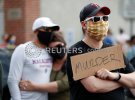 В Миннеаполисе люди вышли на акцию протеста после того, как от действий правоохранителей умер человек. Фото: Reuters