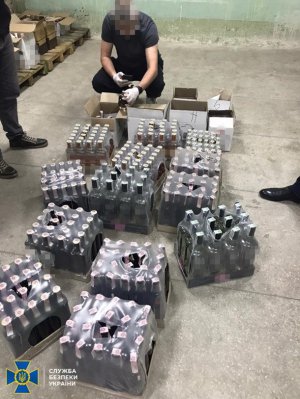Силовики изъяли почти 100 тонн поддельного алкоголя. Фото: СБУ
