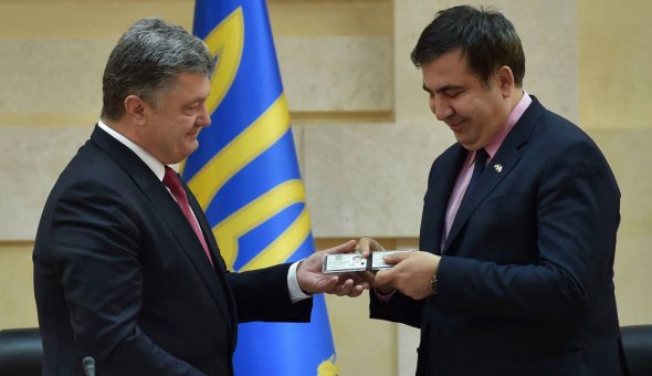 Порошенко вручает Саакашвили удостоверение главы облгосадминистрации.