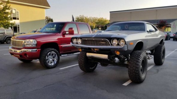 Тюнінгований Dodge Challenger 1972 року випуску