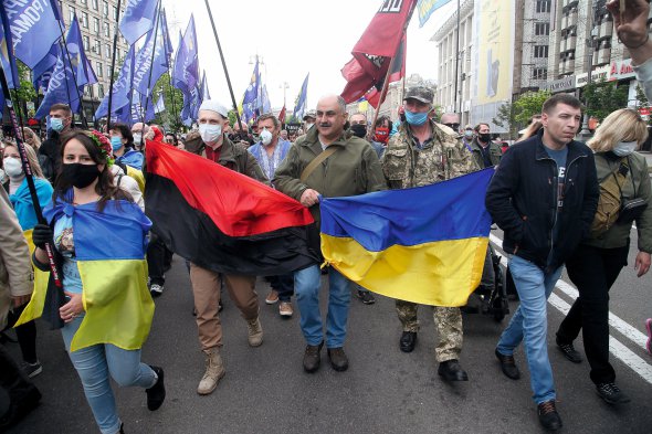 Майже тисяча людей вийшли на акцію ”Стоп реванш” у центрі столиці 24 травня. Ветерани, кияни, представники опозиційних партій і громадських організацій мітингували проти політики президента Володимира Зеленського у питанні війни на Донбасі. Вимагали перестати йти на поступки Росії, звільнити керівника Офісу президента Андрія Єрмака та не призначати на посади друзів і людей, які працювали в державних органах за часів Віктора Януковича. Протестувальники пройшли до будинку на вулиці Грушевського, 9а, де за їхньою інформацією, живе Зеленський. Обклеїли паркан і ворота листівками з вимогами