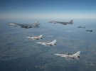 Українські літаки супроводжують американські винищувачі над Україною