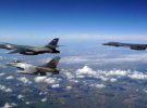 Українські літаки супроводжують американські винищувачі над Україною
