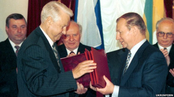 Кучма и Ельцин во время процедуры подписания.
