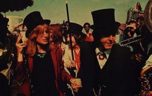 Пол і Лінда Маккартні гуляють на карнавалі в американському  Новому Орлеані