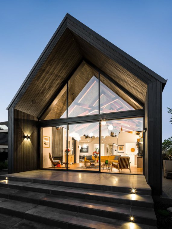 Черный дом В Новой Зеландиии выглядит полностью стеклянным