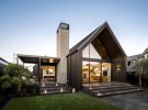 Чорний будинок У Новій Зеландіїї виглядає повністю скляним