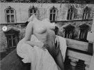 Українська акторка та модель Даша Астаф'єва позувала повністю гола на балконі львівського готелю