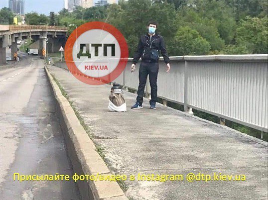 У Києві невідомий погрожує підірвати міст Метро