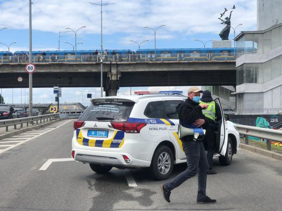 У затриманого чоловіка, який погрожував підірвати міст Метро в Києві, замість вибухівки був балон із землею