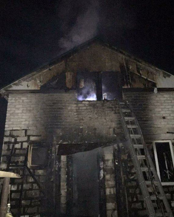 В Днепре супругов спасли из горящего 2-этажного дома
