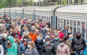 Пасажири виходять із потяга на вокзалі в Києві 1 червня. Цього дня в Україні відновили залізничний рух. Почали курсувати приміські електрички й поїзди далекого прямування. Людей у вагони мають впускати тільки на сидячі місця і в захисних масках