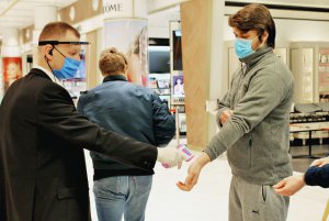 Охоронець міряє температуру відвідувачу торговельно-розважального центру ”Гулівер” у Києві. Такі заклади в столиці запрацювали 30 травня. Мають дотримуватися санітарних правил — на входах ставити антисептики, часто дезінфікувати приміщення