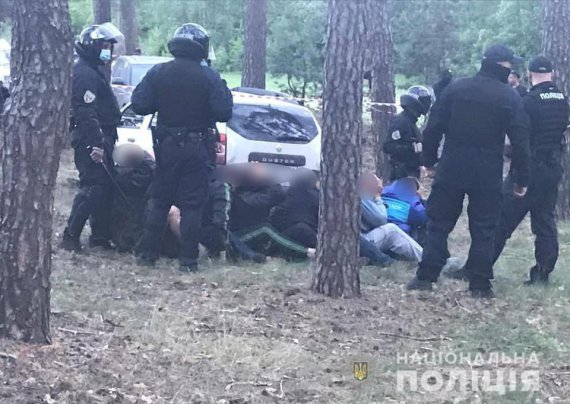На Харьковщине группа мужчин с палками, топорами и огнестрельным оружием атаковала автомобиль с полицейским
