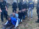 На Харківщині група чоловіків із палицями, сокирами й вогнепальною зброєю атакувала автомобіль із поліцейськими