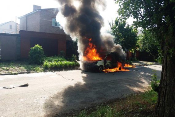 В Никополе во время тушения пожара в автомобиле обнаружили тело мужчины