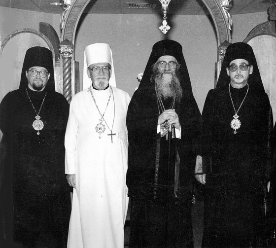 Делегация Украинской православной церкви Канады и патриарх Димитрий (в центре, в черном).