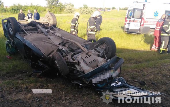 На железнодорожном переезде в Запорожской области поезд раздавил автомобиль "ВАЗ"