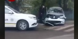 В Ирпене Renault на большой скорости вылетел на тротуар и сбил человека