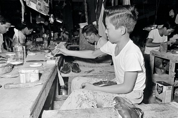 13-річний Роберт Мехіа клеїть шкіряне взуття на фабриці у філіппінському місті Марікіні 14 червня 1953-го. Того року Міжнародна організація праці прийняла конвенцію про заборону дитячої роботи. Більшість країн її ратифікували, але Філіппіни  відмовилися. Там досі трудяться діти від 10 років. Платять їм удвічі менше, ніж дорослим