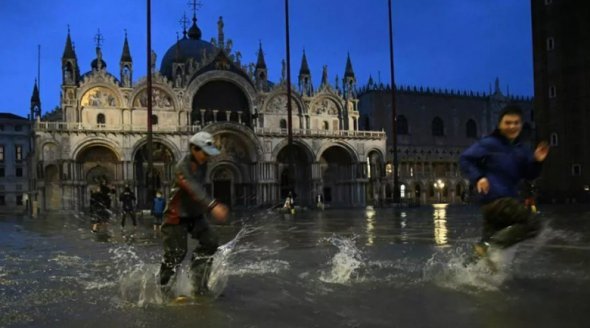 В Венеции резко поднялся уровень воды. Фото: АР