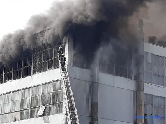 В Запорожье в Коммунарском районе горит один из цехов обувной фабрики.
