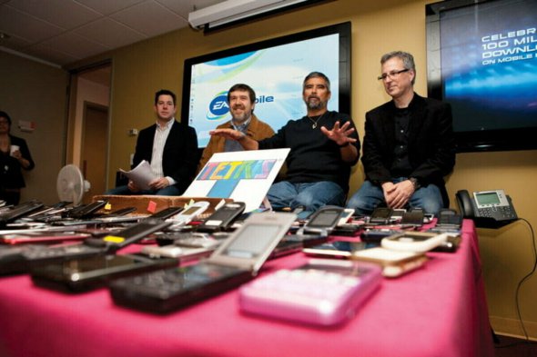 Олексій Пажитнов (другий зліва) і Хенк Роджерс (другий праворуч) з партнерами з Tetris Company.