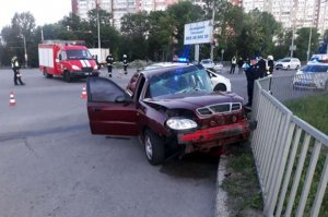 Внаслідок зіткнення двох автомобілів постраждало 4 особи. Фото: ДСНС