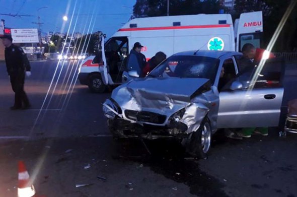 Внаслідок зіткнення двох автомобілів постраждало 4 особи. Фото: ДСНС