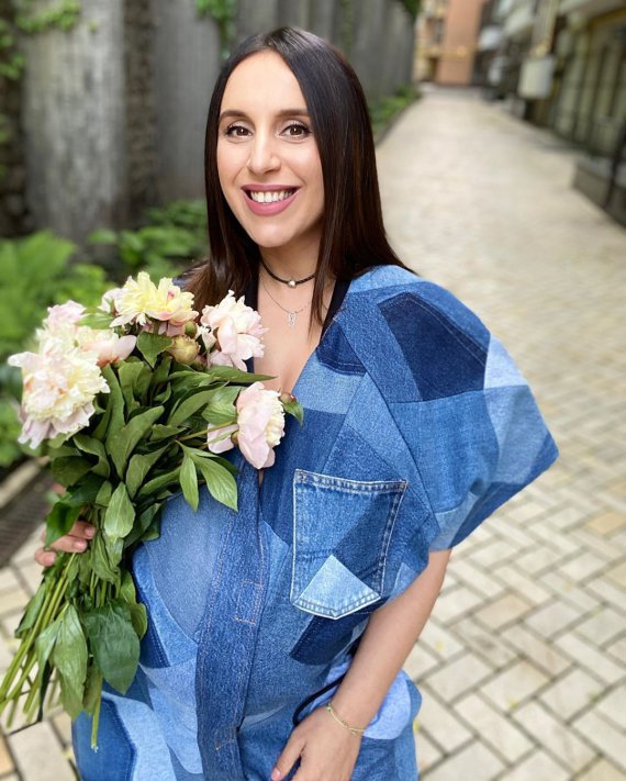 Українська співачка Джамала пошила комбінезон зі старих джинсів