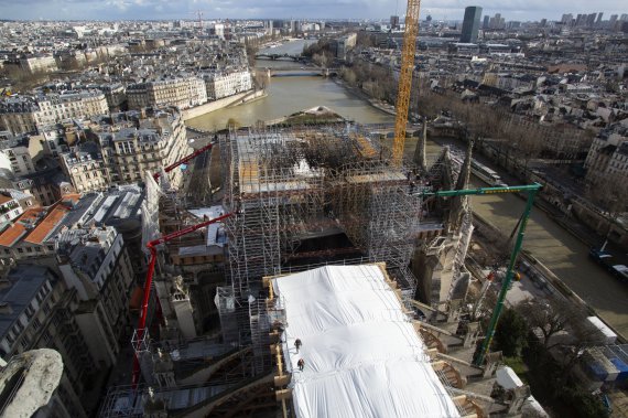 Навколо Нотр-Дам поставили нові риштування, щоб видалити розплавлені залишки з будівлі