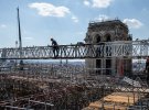 Навколо Нотр-Дам поставили нові риштування, щоб видалити розплавлені залишки з будівлі