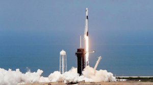 Ракета ”Фалькон 9” приватної американської компанії ”Спейс Ікс” стартує з мису Канаверал у Сполучених Штатах Америки 30 травня. Вивела на орбіту космічний корабель ”Крю Дрегон” з астронавтами Дуґом Герлі та Бобом Бенкеном. Наступного дня вони зістикувалися з Міжнародною космічною станцією