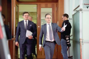 Міністр закордонних справ Дмитро Кулеба (ліворуч) з німецьким колегою Гайко Маасом (праворуч) прибули на пресконференцію після переговорів. 2 червня 2020 рік, Берлін, Німеччина