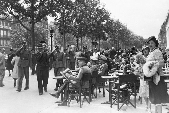Французы оккупантов ненавидели, но не показывали это - боялись мести. Многие парижан приспособились и сотрудничали с нацистами