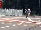 В Киеве голая женщина сначала шла на четвереньках, а потом ползла через дорогу
