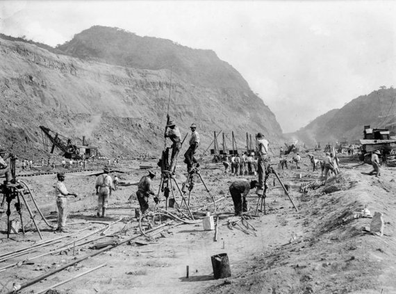Панамский канал строили в течение 1904-1920 годов