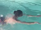 Телеведущая Катя Осадчая релаксирует в бассейне