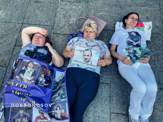 "Лежачий пикет" матерей украинских военнопленных на Банковой