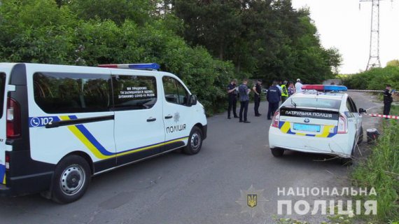 У Києві водій екскаватора  ковшем викопав тіло чоловіка.   З’ясувалося, це   38-річний охоронець стоянки, який був у розшуку